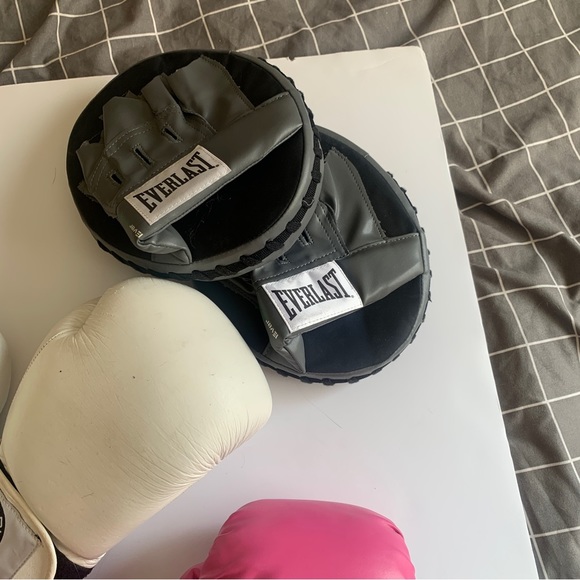 Couples Boxing Set - Gloves & Pads - Picture 5 of 6